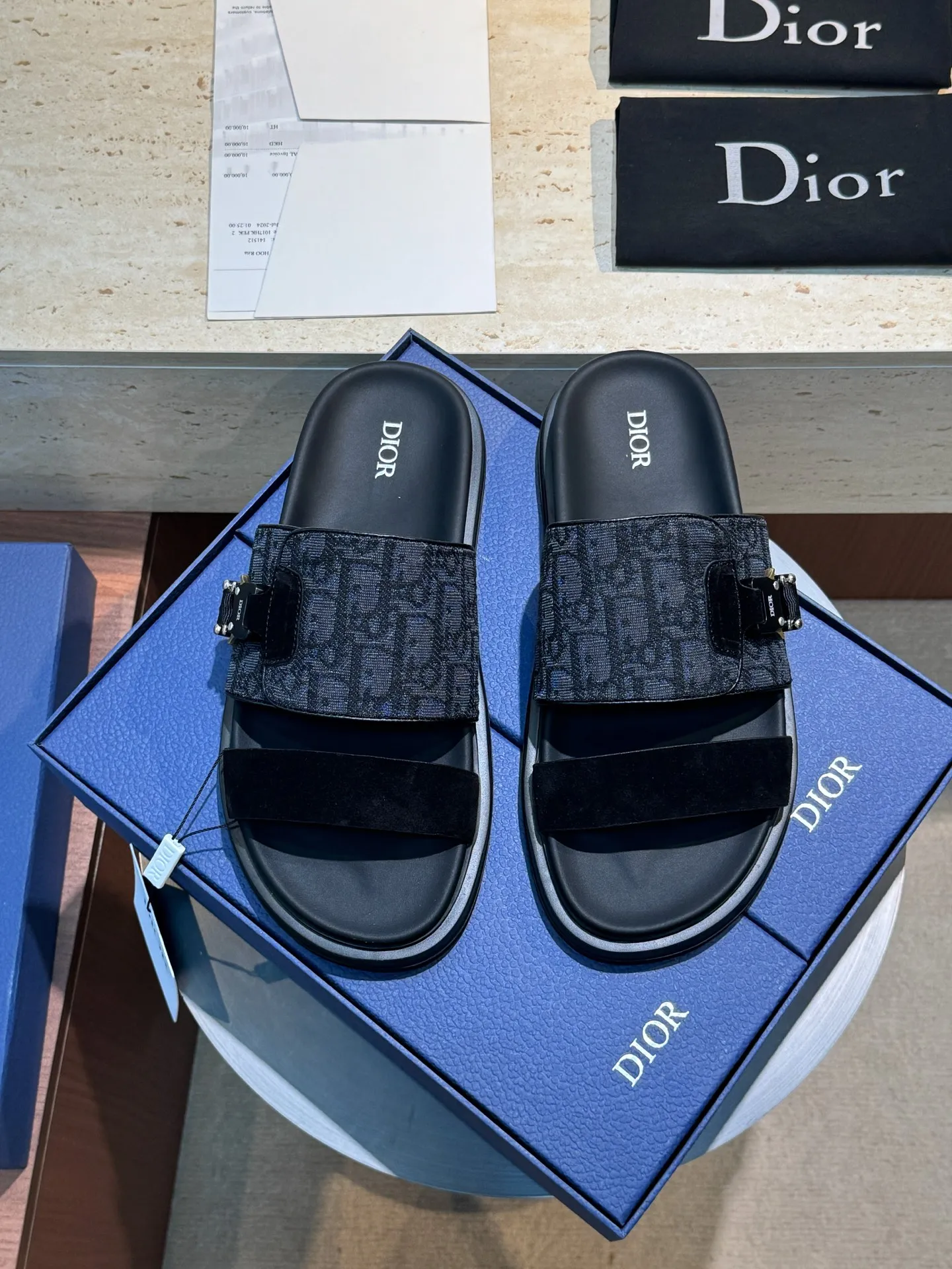 Factory price: 340💰Djia Aqua men's slippers and sandals, Dior's Aqua sandals are elegant and casual. The cross-strap design is reinterpreted in CD Diamond canvas, inspired by the brand's archives. Finished with a branded logo and tonal notch sole, they can be worn easily with shorts or jeans for a sophisticated look. Cowhide spliced ​​canvas + cowhide lining + rubber outsole Size: 39-44 (38 45 customized)